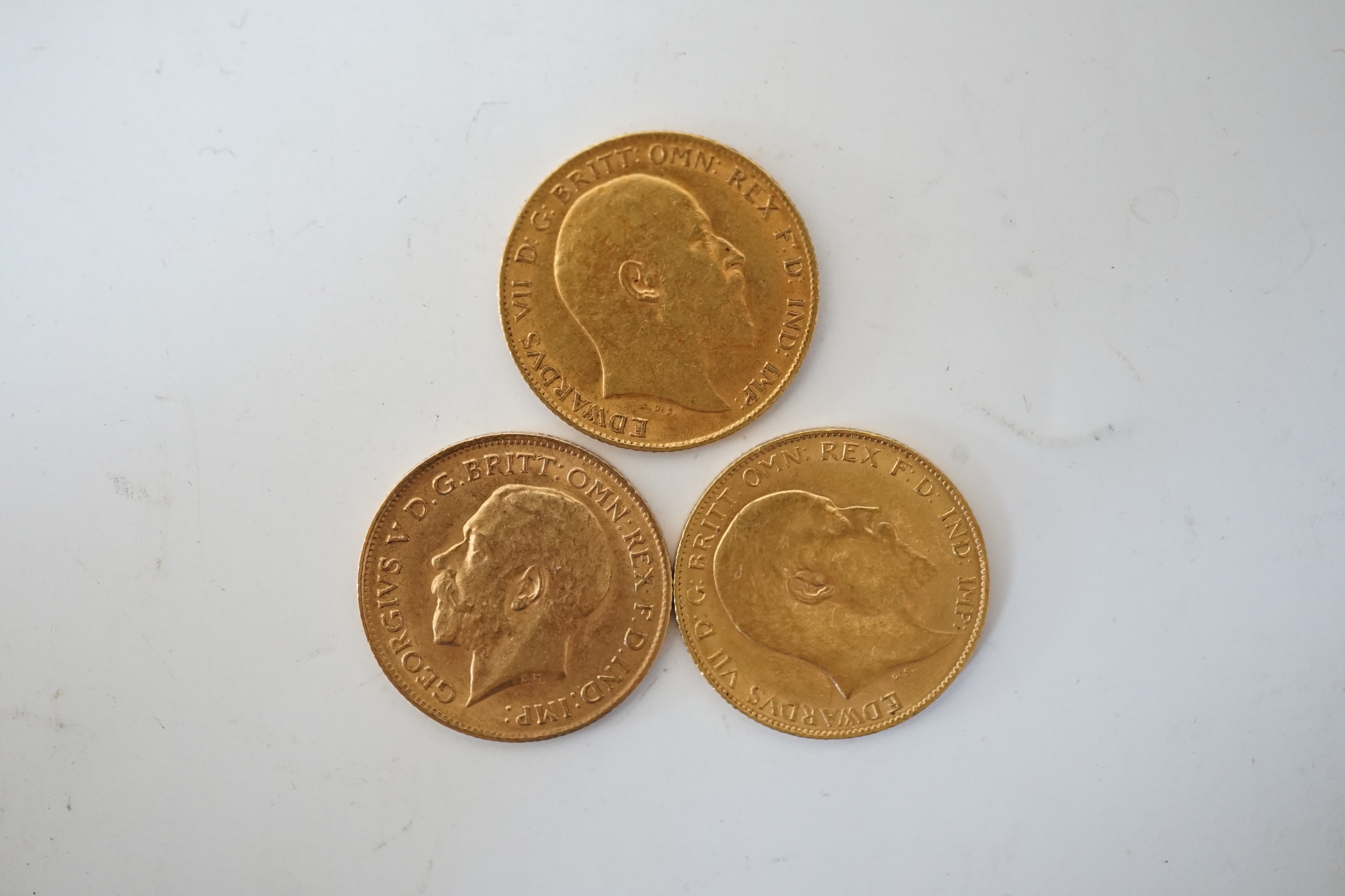 British gold coins, two Edward VII half sovereigns, 1906, good VF and 1910, EF, both (S3969) and a George V half sovereign, 1913 (S4006), EF (3)